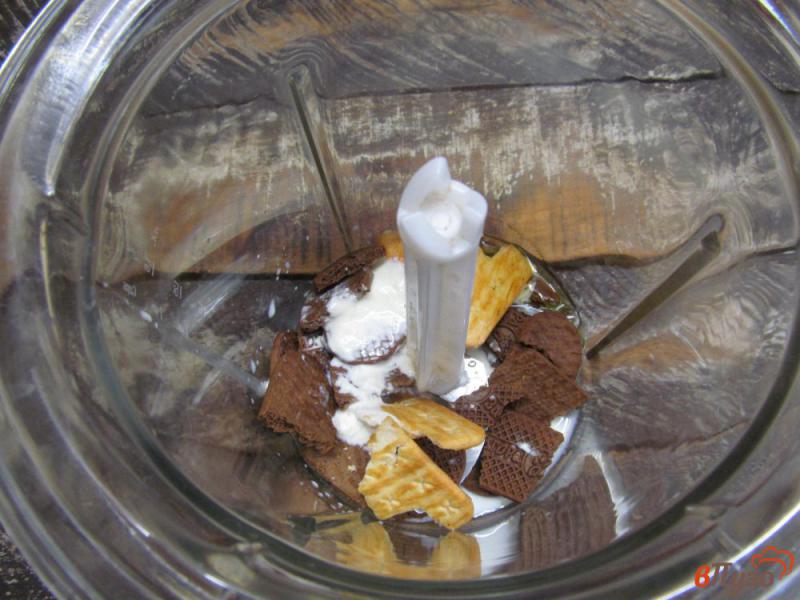 Фото приготовление рецепта: «Медовик» без выпечки - творожный десерт с печеньем шаг №4