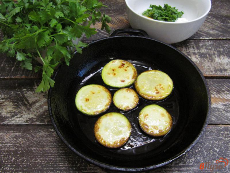 Фото приготовление рецепта: Омлет с обжаренным кабачком и сыром сулугуни шаг №1