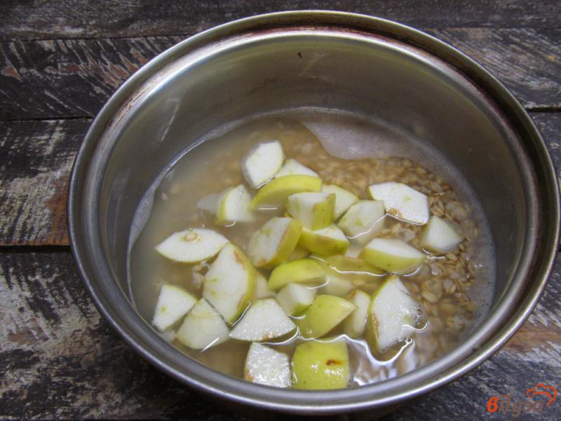 Фото приготовление рецепта: Овсяная каша с яблоком и специями шаг №2