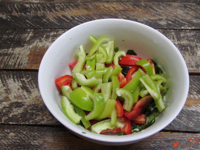 Фото приготовление рецепта: Салат из помидора с зеленым болгарским перцем шаг №4
