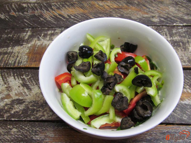 Фото приготовление рецепта: Салат из помидора с зеленым болгарским перцем шаг №5