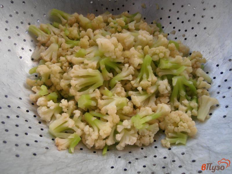 Фото приготовление рецепта: Салат из цветной капусты с помидорами и яйцом шаг №2