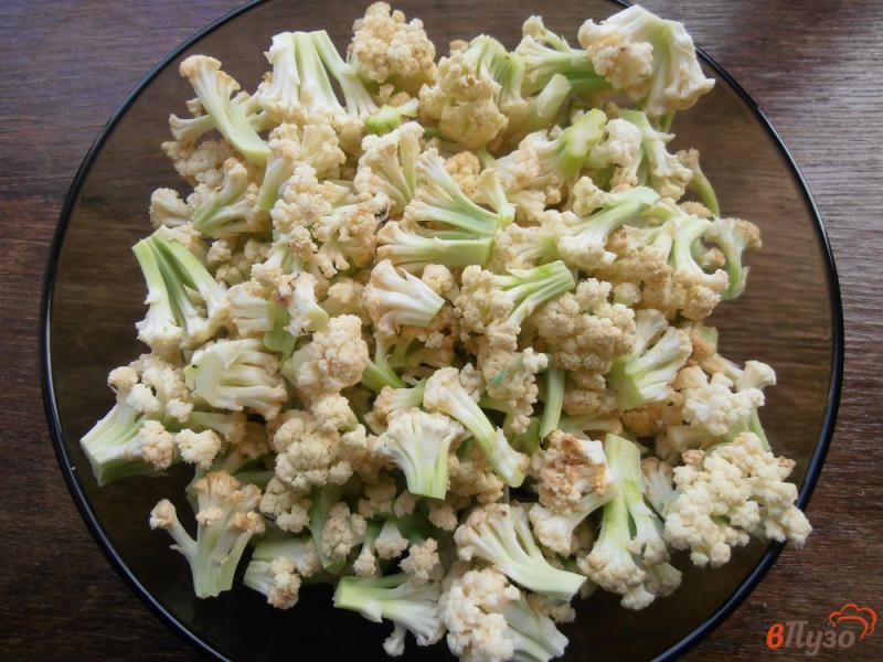 Фото приготовление рецепта: Салат из цветной капусты с помидорами и яйцом шаг №1