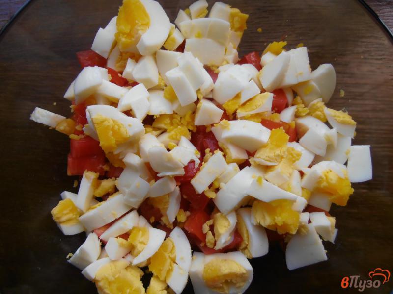 Фото приготовление рецепта: Салат из цветной капусты с помидорами и яйцом шаг №4