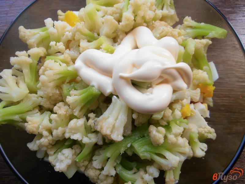 Фото приготовление рецепта: Салат из цветной капусты с помидорами и яйцом шаг №6