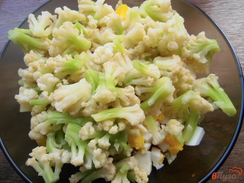 Фото приготовление рецепта: Салат из цветной капусты с помидорами и яйцом шаг №5