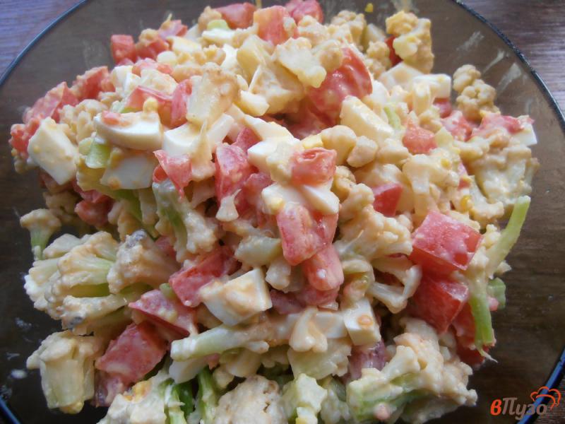 Фото приготовление рецепта: Салат из цветной капусты с помидорами и яйцом шаг №7