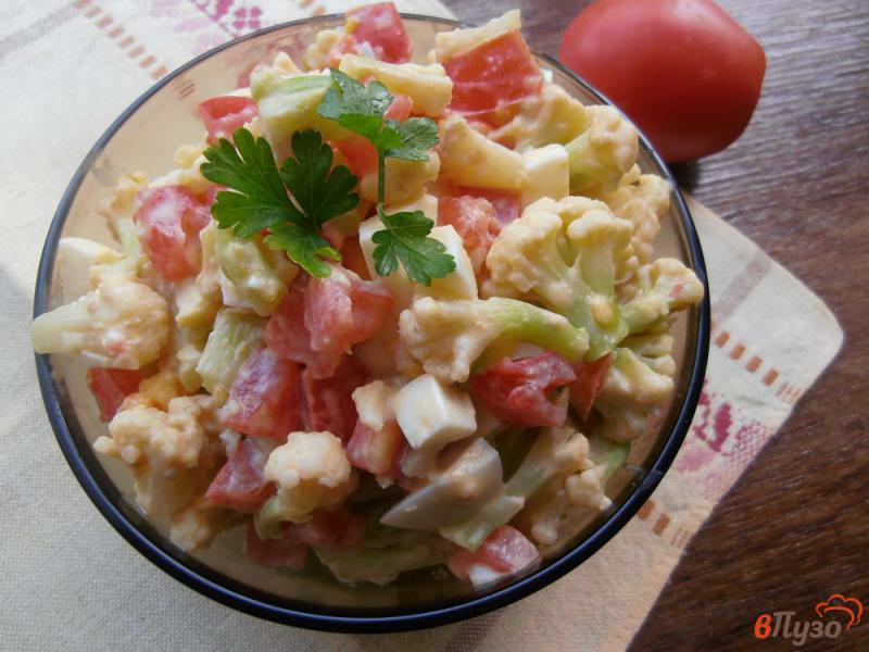Фото приготовление рецепта: Салат из цветной капусты с помидорами и яйцом шаг №8
