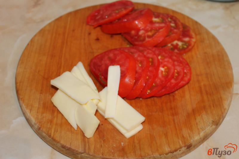Фото приготовление рецепта: Веер из баклажан с помидорами и моцареллой шаг №3