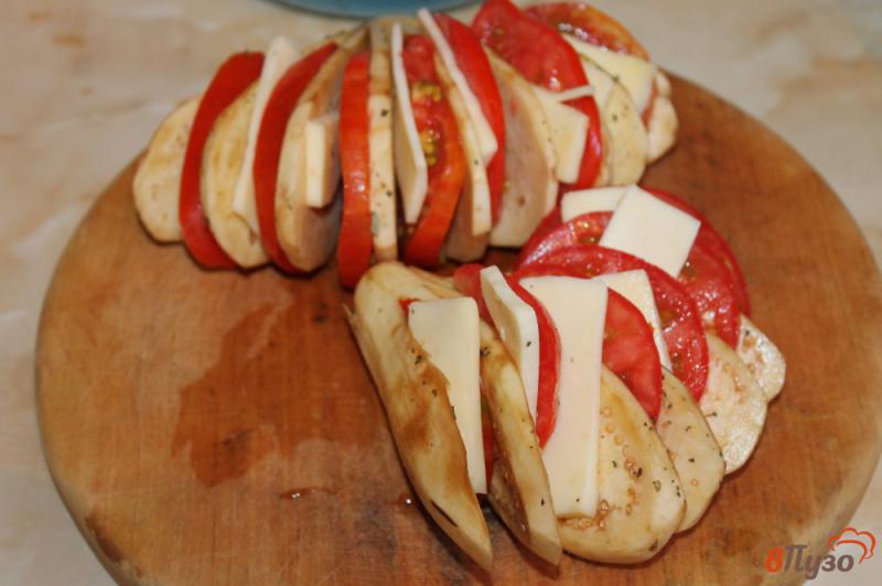 Фото приготовление рецепта: Веер из баклажан с помидорами и моцареллой шаг №4