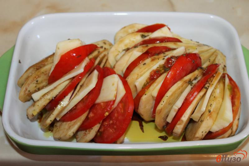 Фото приготовление рецепта: Веер из баклажан с помидорами и моцареллой шаг №5