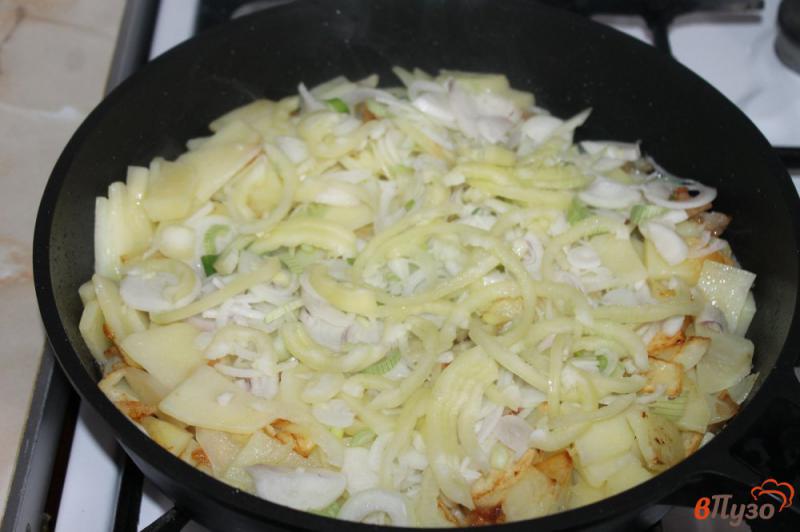 Фото приготовление рецепта: Жареный молодой картофель с салом, луком и перцем шаг №4