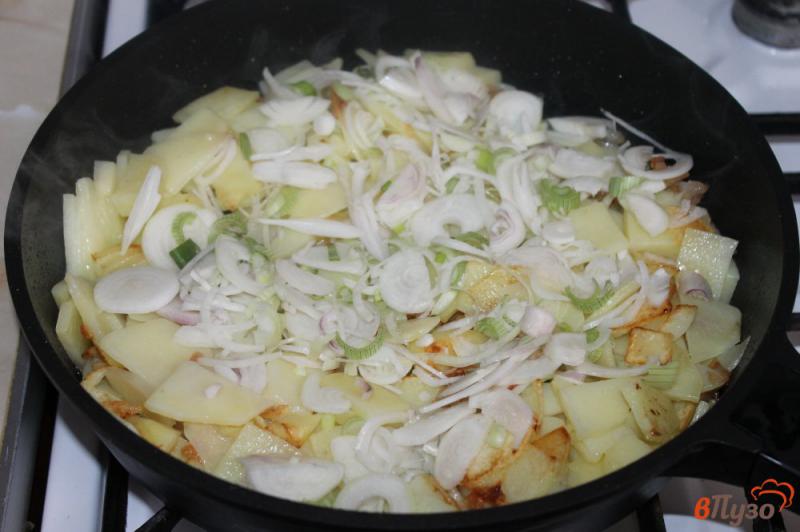 Фото приготовление рецепта: Жареный молодой картофель с салом, луком и перцем шаг №3