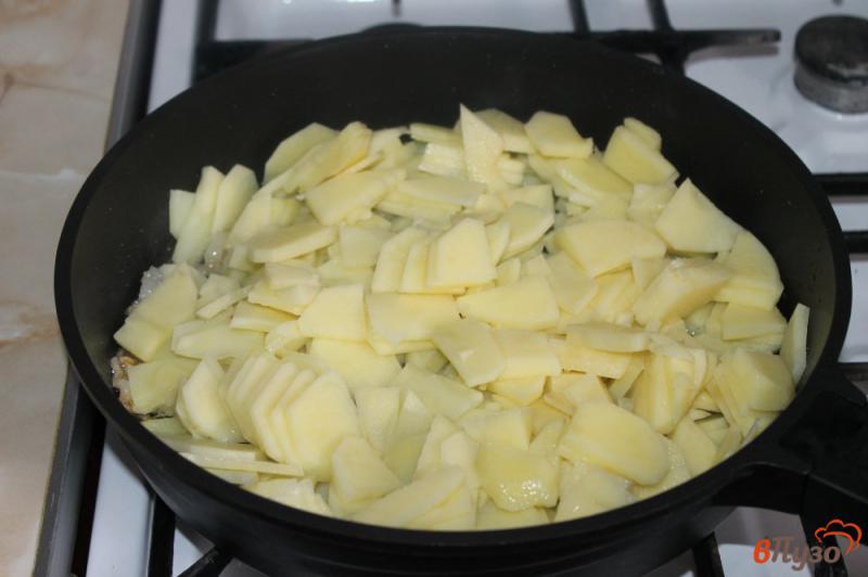 Фото приготовление рецепта: Жареный молодой картофель с салом, луком и перцем шаг №2