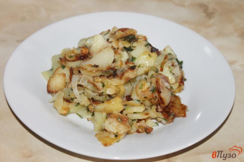 Фото приготовление рецепта: Жареный молодой картофель с салом, луком и перцем шаг №5