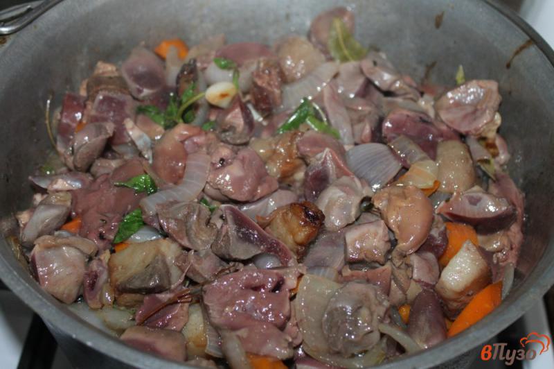 Фото приготовление рецепта: Паштет из куриной печени и желудков со шпиком шаг №4