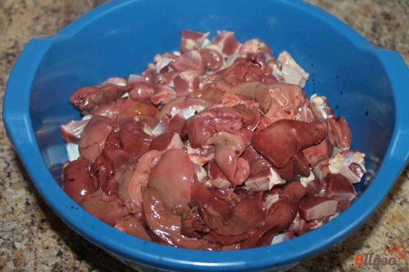 Фото приготовление рецепта: Паштет из куриной печени и желудков со шпиком шаг №3