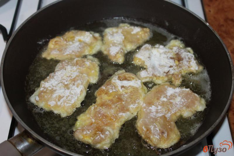 Фото приготовление рецепта: Отбивные из куриного филе маринованные в соевом соусе шаг №4