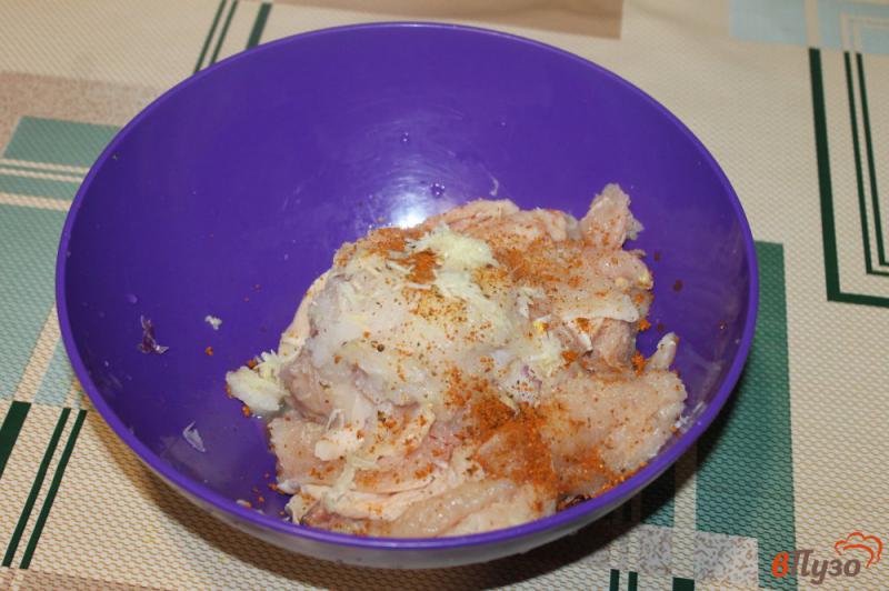 Фото приготовление рецепта: Отбивные из куриного филе маринованные в соевом соусе шаг №2