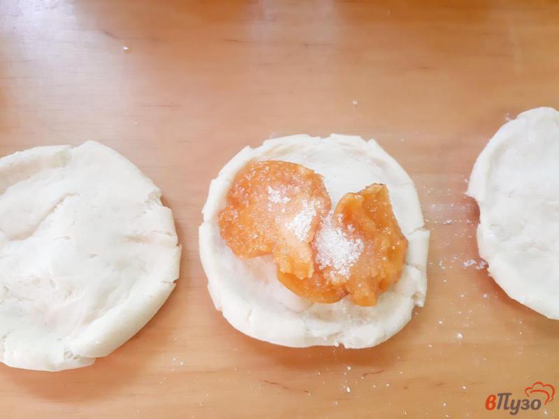 Фото приготовление рецепта: Пирожки с абрикосами жареные шаг №6