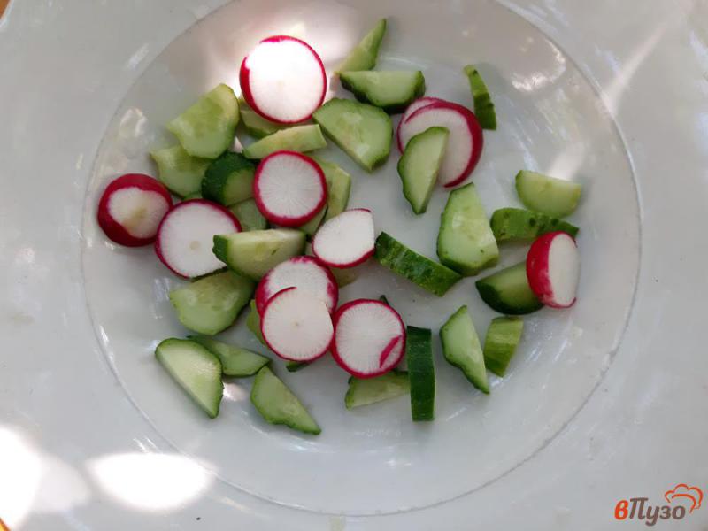 Фото приготовление рецепта: Салат с рукколой редисом сливочным сыром и маслинами шаг №2