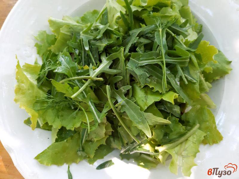 Фото приготовление рецепта: Салат с рукколой редисом сливочным сыром и маслинами шаг №4