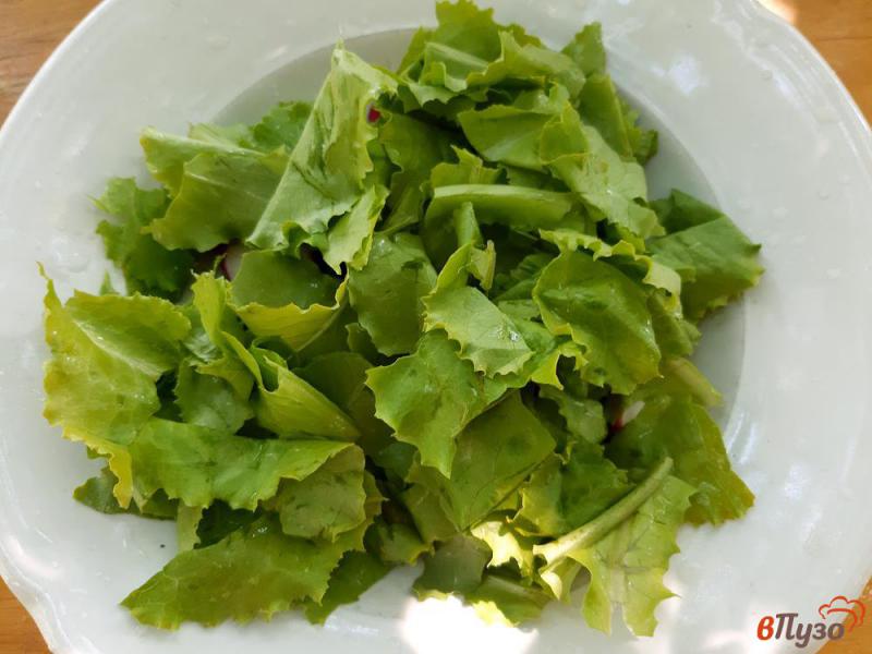 Фото приготовление рецепта: Салат с рукколой редисом сливочным сыром и маслинами шаг №3