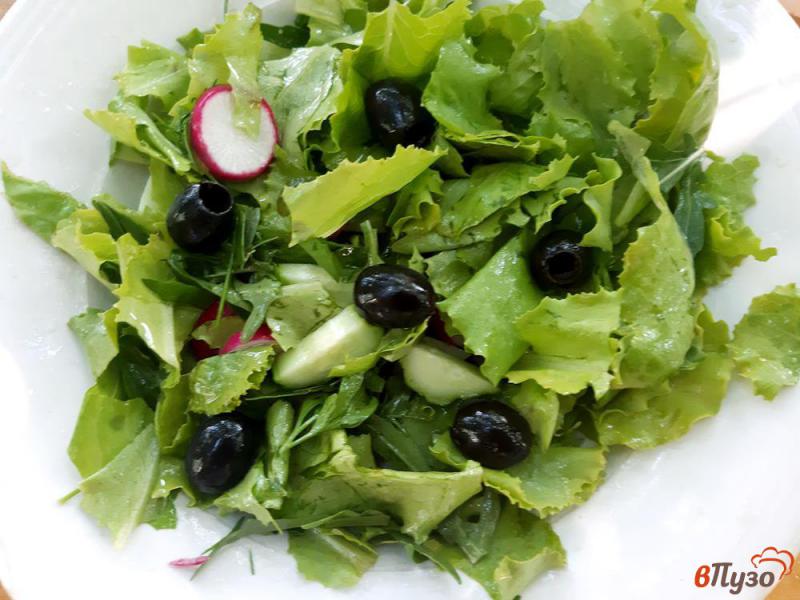Фото приготовление рецепта: Салат с рукколой редисом сливочным сыром и маслинами шаг №6
