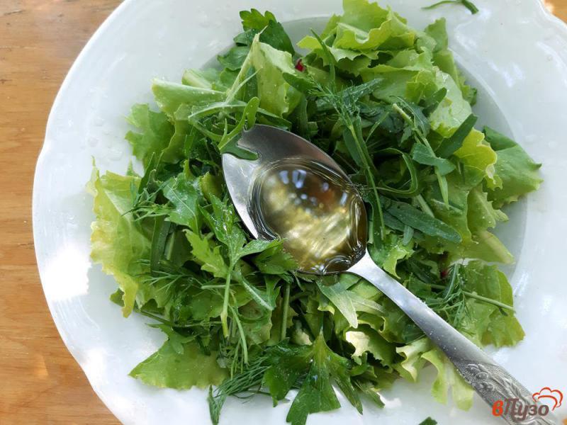 Фото приготовление рецепта: Салат с рукколой редисом сливочным сыром и маслинами шаг №5