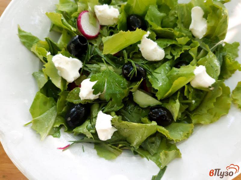 Фото приготовление рецепта: Салат с рукколой редисом сливочным сыром и маслинами шаг №7