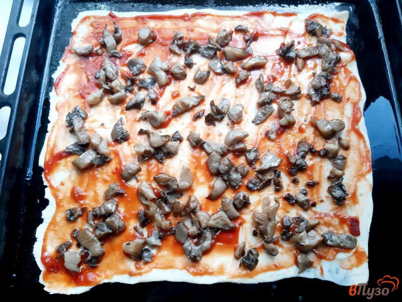 Фото приготовление рецепта: Пицца грибная с сосисками на слоеном тесте шаг №5