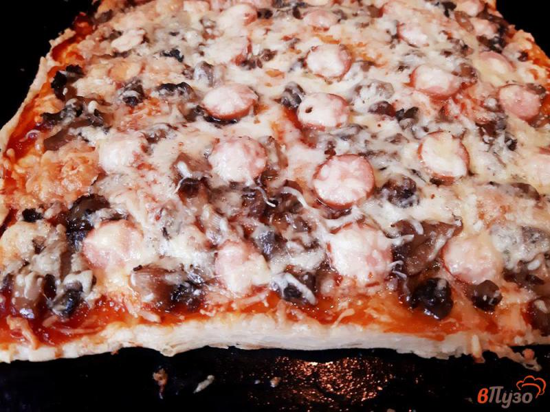 Фото приготовление рецепта: Пицца грибная с сосисками на слоеном тесте шаг №8