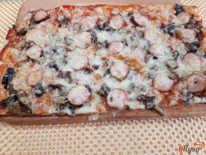 Фото приготовление рецепта: Пицца грибная с сосисками на слоеном тесте шаг №9
