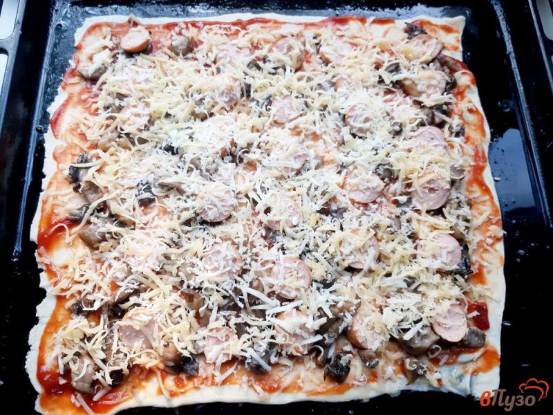 Фото приготовление рецепта: Пицца грибная с сосисками на слоеном тесте шаг №7