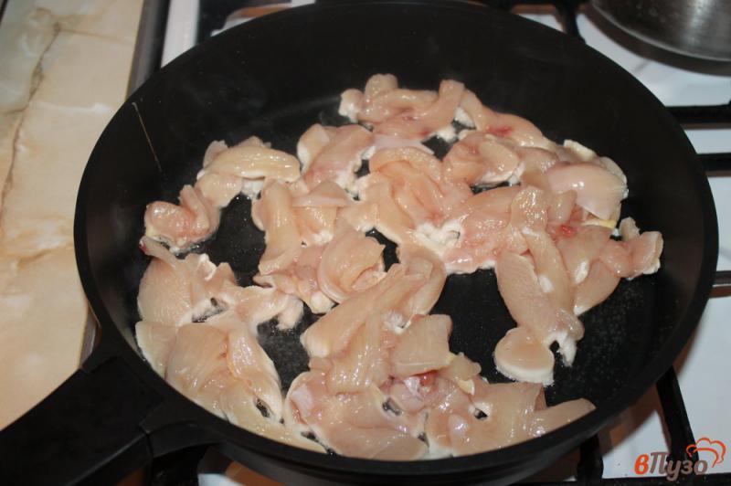 Фото приготовление рецепта: Салат с курицей и сухариками шаг №1