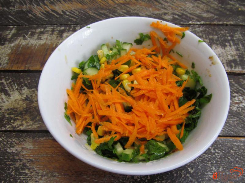 Фото приготовление рецепта: Салат из моркови с огурцом и каперсами шаг №5