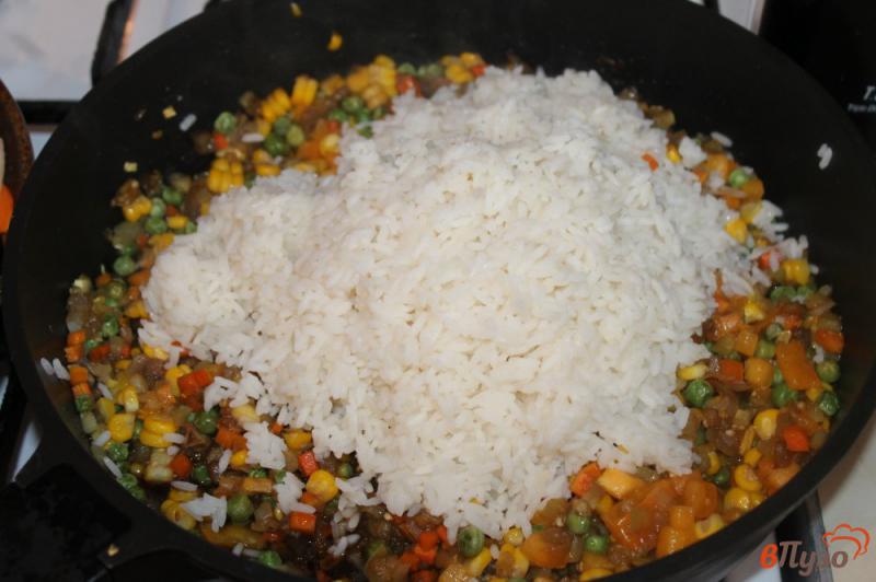 Фото приготовление рецепта: Рис с овощами и кукурузой шаг №5