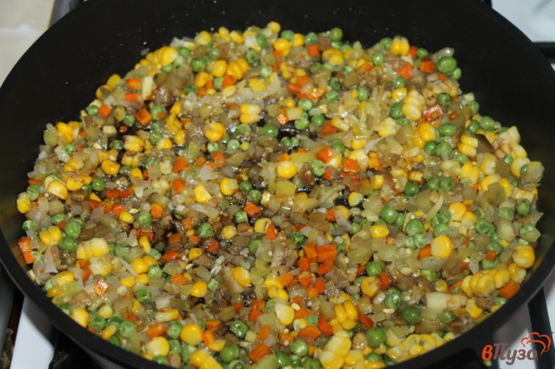 Фото приготовление рецепта: Рис с овощами и кукурузой шаг №4