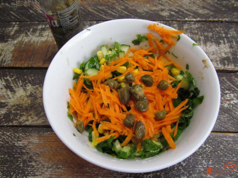 Фото приготовление рецепта: Салат из моркови с огурцом и каперсами шаг №6