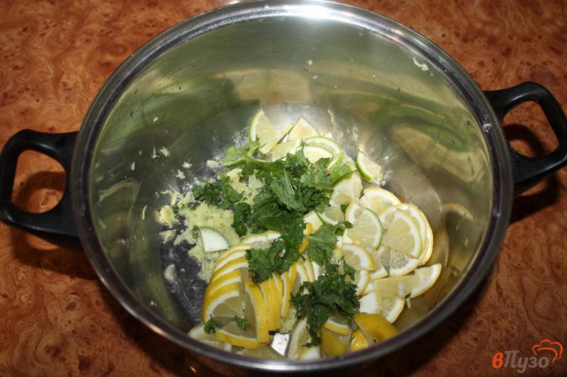 Фото приготовление рецепта: Лимонад с имбирем и лаймом шаг №3