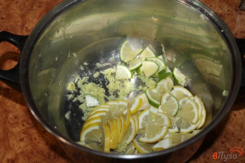 Фото приготовление рецепта: Лимонад с имбирем и лаймом шаг №2
