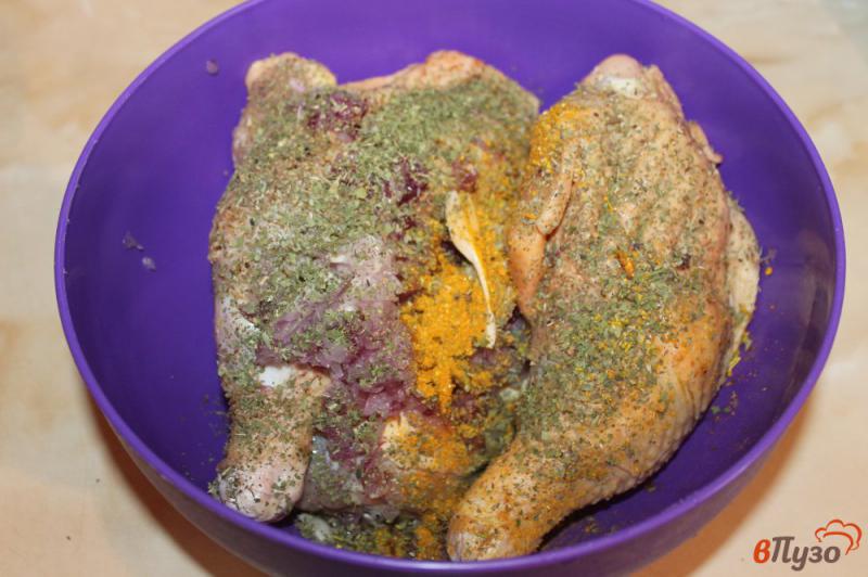 Фото приготовление рецепта: Курица запеченная с лимоном и кинзой шаг №3