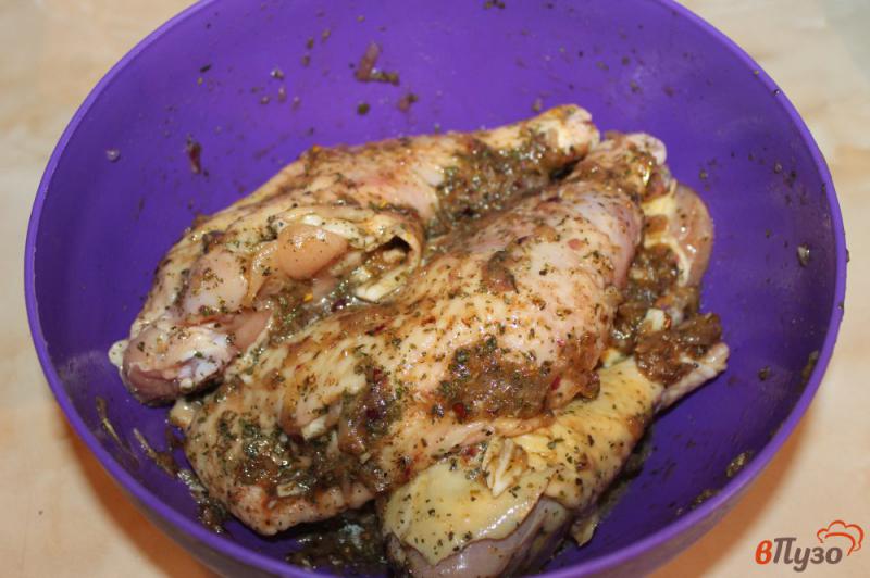 Фото приготовление рецепта: Курица запеченная с лимоном и кинзой шаг №4