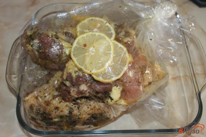 Фото приготовление рецепта: Курица запеченная с лимоном и кинзой шаг №5