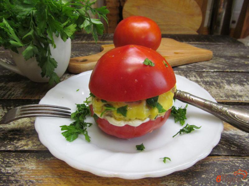 Фото приготовление рецепта: Бутерброд из помидора с котлетой и сыром шаг №7