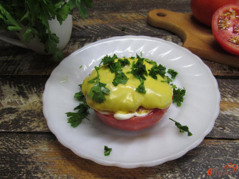 Фото приготовление рецепта: Бутерброд из помидора с котлетой и сыром шаг №6