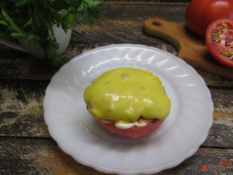 Фото приготовление рецепта: Бутерброд из помидора с котлетой и сыром шаг №5