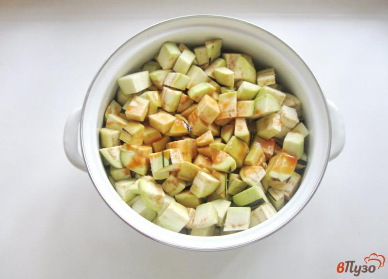 Фото приготовление рецепта: Баклажаны в томате с чесноком на зиму шаг №4