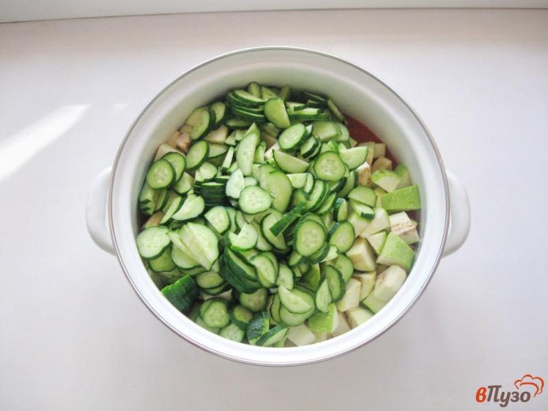Фото приготовление рецепта: Салат из баклажанов, кабачков, лука и огурцов на зиму шаг №4