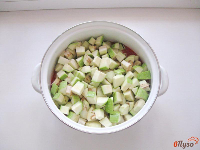 Фото приготовление рецепта: Салат из баклажанов, кабачков, лука и огурцов на зиму шаг №1